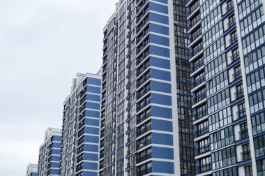 Yeni modern, mavi, çok katlı, çok katlı, monolitik yapı binalar, gökdelenler, büyük şehir Megalopolis 'te yeni binalar.
