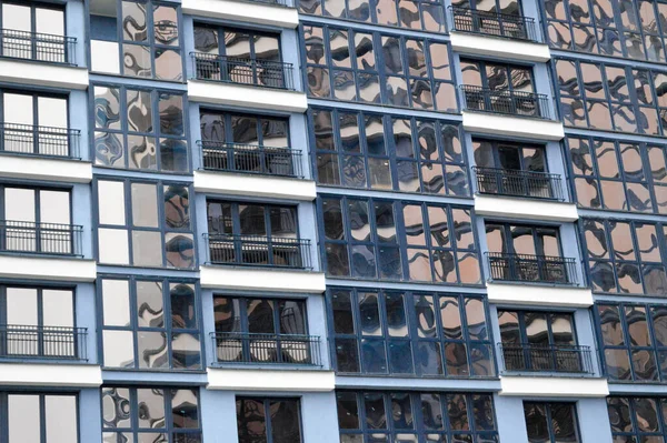 Hermosas ventanas de fibra de vidrio azul moderno de la pared de la fachada de una casa moderna edificio de rascacielos. Fondo, textura — Foto de Stock