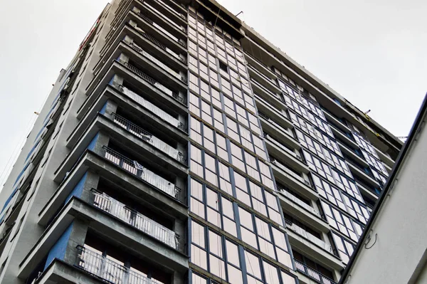Νέο σύγχρονο ψηλό μπλε γυαλί πολυώροφο άνετο αστικό μονολιθικό πλαίσιο στεγάζει κτίρια ουρανοξύστες νέα κτίρια στη μεγάλη πόλη της μεγαλούπολης — Φωτογραφία Αρχείου