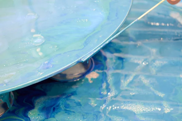 Proces vytvoření domácí trendy abstraktní moderní vzor malovaný štětcem akrylové modré vícebarevné pryskyřice na kulaté dřevěné desce — Stock fotografie