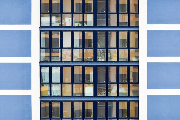 Belas janelas modernas de fibra de vidro azul da parede da fachada de uma moderna casa de construção de arranha-céus. Contexto, textura — Fotografia de Stock