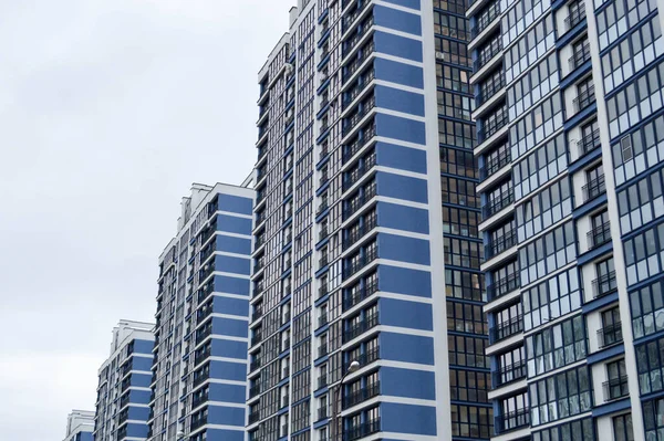 Neue moderne hohe blaue Glas mehrstöckige komfortable städtische monolithische Rahmen Häuser Wolkenkratzer neue Gebäude in der Großstadt der Megalopolis — Stockfoto