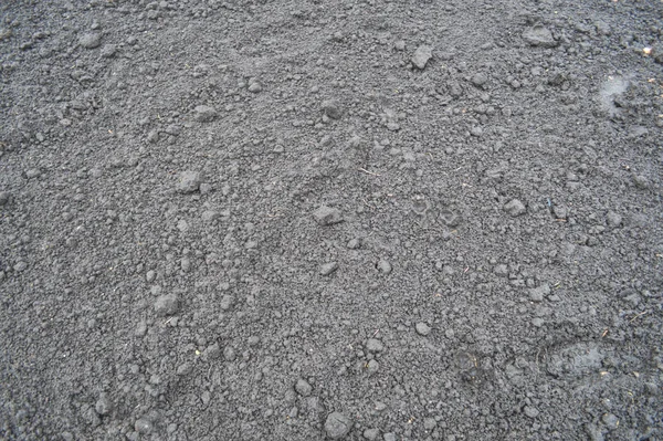Άποψη του μαύρου σκουρόχρωμου εύφορου φρέσκου σπασμένου φυσικού υγρού εδάφους. Το φόντο. Υφή — Φωτογραφία Αρχείου