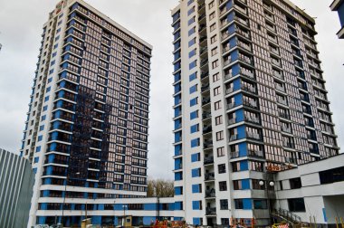 Yeni modern, mavi, çok katlı, çok katlı, monolitik yapı binalar, gökdelenler, büyük şehir Megalopolis 'te yeni binalar.