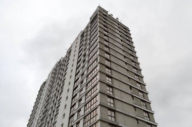 Yapım aşamasındaki büyük beton modern pencereleri, duvarları ve balkonları olan modern, tek katlı bina.