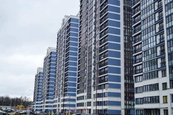 Novo moderno alto azul vidro multi-andares confortável urbano monolítico casas edifícios arranha-céus novos edifícios na grande cidade da megalópole — Fotografia de Stock