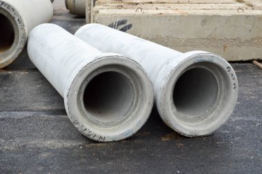 Büyük beton beton çimento kanalizasyon boruları büyük çaplı. Tamir sırasında bir inşaat alanında su ve kanalizasyon inşaatı için kullanılıyor.