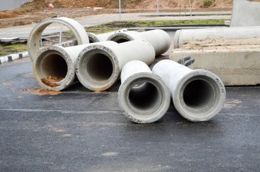 Büyük beton beton çimento kanalizasyon boruları büyük çaplı. Tamir sırasında bir inşaat alanında su ve kanalizasyon inşaatı için kullanılıyor.