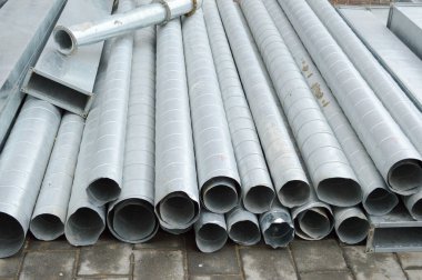 Büyük metal teneke kaplama büyük çaplı havalandırma boruları tamir sırasında bir inşaat sahasında havalandırma inşa etmek için