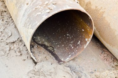 İnşaat sırasında endüstriyel su kaynağı ya da kanalizasyon inşaatı için büyük çaplı demir kanalizasyon boruları.