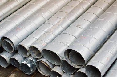 Büyük metal teneke kaplama büyük çaplı havalandırma boruları tamir sırasında bir inşaat sahasında havalandırma inşa etmek için