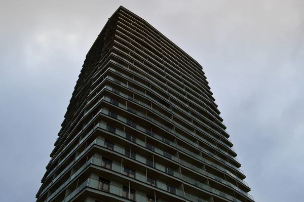 Nuevo panel monolítico urbano cómodo de varios pisos de gran altura y moderno alberga edificios rascacielos nuevos edificios en la megalópolis de la gran ciudad — Foto de Stock