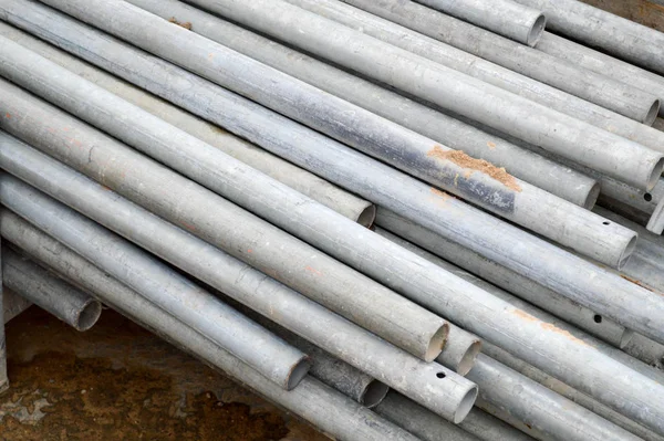 Tubos de alcantarillado metálicos de hierro de gran diámetro para la construcción industrial de suministro de agua o alcantarillado en un sitio de construcción durante la reparación — Foto de Stock