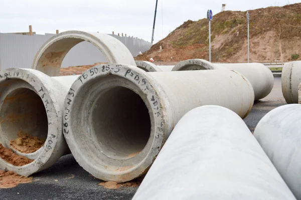 Velké betonové kanalizační potrubí s velkým průměrem pro průmyslovou výstavbu přívodu vody nebo kanalizace na staveništi během opravy — Stock fotografie