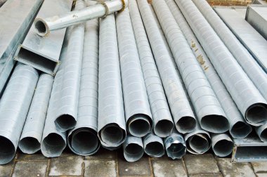 Büyük metal teneke kaplama büyük çaplı havalandırma boruları tamir sırasında bir inşaat sahasında havalandırma inşa etmek için