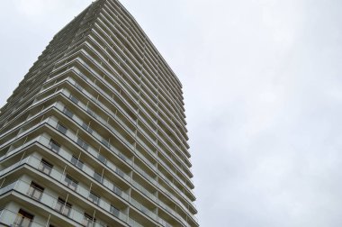 Yeni, büyük, uzun, çok katlı, şehir merkezli, tek katlı paneller binalar, gökdelenler, büyük şehir megalopolis 'indeki yeni binalar.