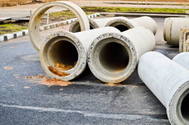 Büyük beton beton çimento kanalizasyon boruları büyük çaplı. Tamir sırasında bir inşaat alanında su ve kanalizasyon inşaatı için kullanılıyor.