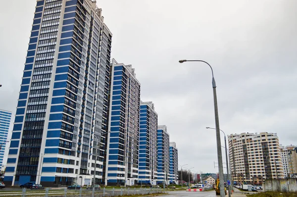 Novo moderno alto azul vidro multi-andares confortável urbano monolítico casas edifícios arranha-céus novos edifícios na grande cidade da megalópole — Fotografia de Stock