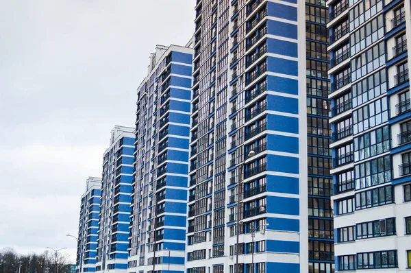Новые современные высокие синие стеклянные многоэтажные комфортабельные урбанистические монолитные каркасные дома здания небоскребов новые здания в большом городе мегаполиса — стоковое фото