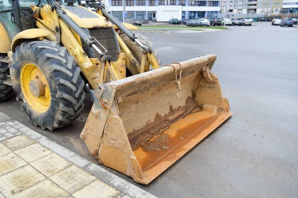 Logam besi berukuran besar ember berat ekskavator, buldoser, peralatan konstruksi khusus untuk perbaikan jalan dan penggalian bumi — Stok Foto