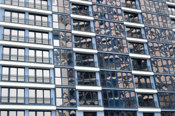 Hermosas ventanas de fibra de vidrio azul moderno de la pared de la fachada de una casa moderna edificio de rascacielos. Fondo, textura — Foto de Stock