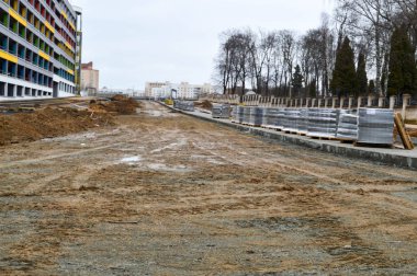 Modern yapı malzemeleri ve teknolojileri kullanarak asfalt döşeyen ve asfalt döşeyen sanayi yapıları ve kaldırımların onarımı