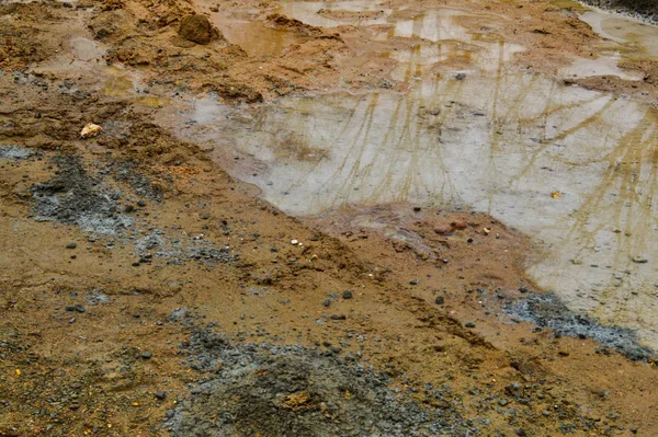 泥泞的土路，泥泞的泥泞，泥泞的泥泞，裂缝和车辙。越野车A.背景 — 图库照片