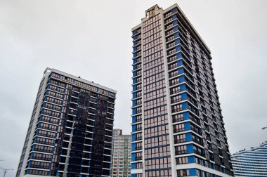 Yeni modern, mavi, çok katlı, çok katlı, monolitik yapı binalar, gökdelenler, büyük şehir Megalopolis 'te yeni binalar.