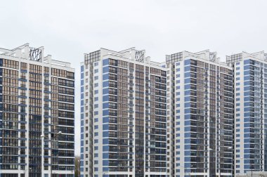 Yeni modern, mavi, çok katlı, çok katlı, monolitik yapı binalar, gökdelenler, büyük şehir Megalopolis 'te yeni binalar.