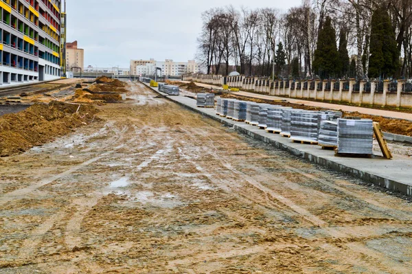 Průmyslová výstavba a opravy silnic a chodníků s pokládkou asfaltových a dlažebních desek za použití moderních stavebních materiálů a technologií — Stock fotografie