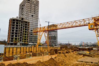 Metropolis 'in büyük bir şehrinde metro istasyonunun modern bir hattının inşası sırasında uzman profesyonel ekipman ve vinçlere sahip bir inşaat alanı.