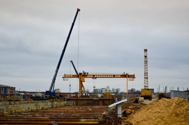 Yeraltı metro istasyonu hattının inşaat alanındaki kalın demir kiriş borularından ve yapılardan oluşan yapıları destekleyen büyük bir hendek çukuru tüneli.