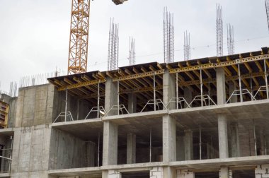 Aletleri olan bina ve evlerin inşasında kullanılan büyük ve modern bir inşaat sahası ve çok sayıda yüksek kule ve sabit endüstriyel güçlü vinçler ve inşaat malzemeleri