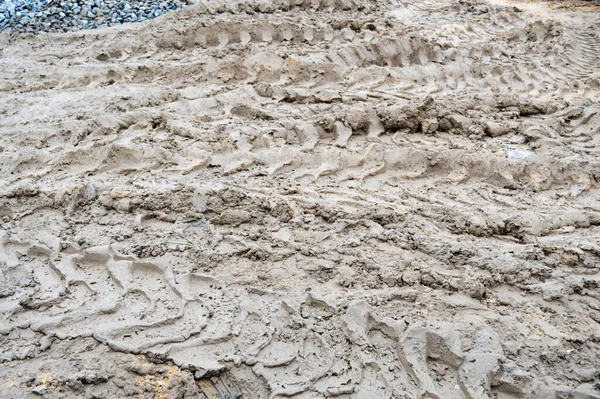 Texture d'un chemin de terre sale sale mauvais chemin de terre avec des flaques et de la boue de séchage de l'argile avec des fissures et des ornières. Hors route. Le contexte — Photo