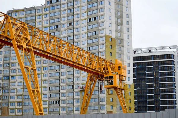 现代建筑建筑工地装卸货物支座上的高重黄铁承重施工固定式工业大龙门起重机 — 图库照片