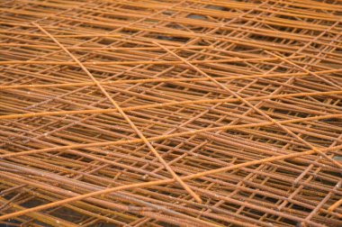 Demir metal örgü, paslı sarı takviyeli endüstriyel yapı ağı takviyeli ve kıvrımlı kablodan. Doku, arkaplan