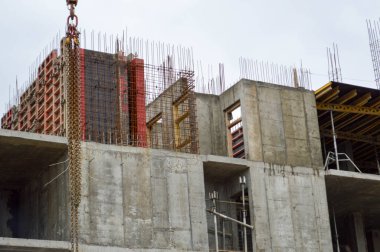 Endüstriyel inşaat alanında demir takviyesi olan bir evin modern beton paneli monolitik çerçeve bloğu inşaatı ve onarımı.