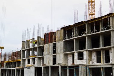 Endüstriyel inşaat alanında demir takviyesi olan bir evin modern beton paneli monolitik çerçeve bloğu inşaatı ve onarımı.