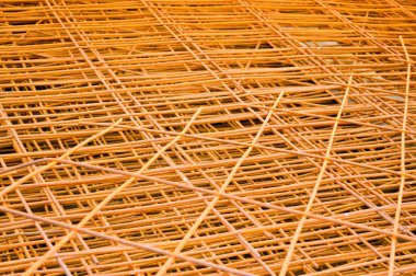 Demir metal örgü, paslı sarı takviyeli endüstriyel yapı ağı takviyeli ve kıvrımlı kablodan. Doku, arkaplan