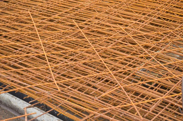 Vas fém fonott rozsdás sárga megerősítő hegesztett ipari építési háló megerősítés és hullámosított huzal. textúra, háttér — Stock Fotó
