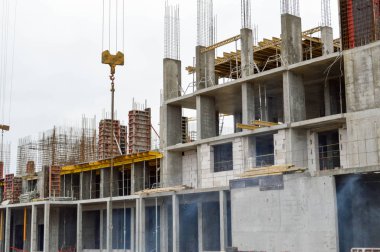 Endüstriyel inşaat alanında demir takviyesi olan bir evin modern beton paneli monolitik çerçeve bloğu inşaatı ve onarımı.