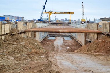 Metropolis 'in büyük bir şehrinde metro istasyonunun modern bir hattının inşası sırasında uzman profesyonel ekipman ve vinçlere sahip bir inşaat alanı.