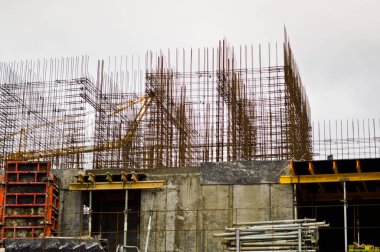 Endüstriyel inşaat alanında demir takviyesi olan bir evin modern beton paneli monolitik çerçeve bloğu inşaatı ve onarımı.