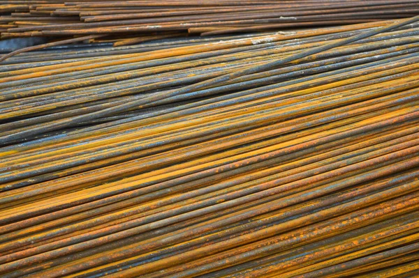 Vas fém rozsdás sárga rúd ipari épület megerősítése hullámosított megerősítés az épületek építéséhez készült vasbeton. textúra, háttér — Stock Fotó