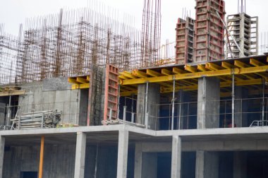 Endüstriyel inşaat alanında demir takviyesi olan bir evin modern beton paneli monolitik çerçeve bloğu inşaatı ve onarımı.
