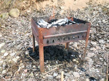 Yanan et, barbekü ve açık hava eğlencesi için barbekü eski, paslı, demir, metal