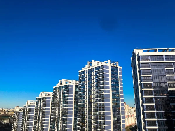 Vista do novo belo complexo residencial de novos edifícios com casas de edifícios monolítico painel de estrutura de concreto arranha-céus multi-história da grande cidade da metrópole — Fotografia de Stock