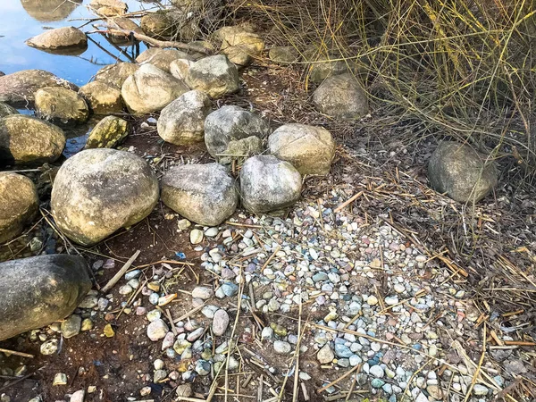 Большие круглые красивые природные камни, булыжники в воде, море, озеро, река. Фон, текстура — стоковое фото