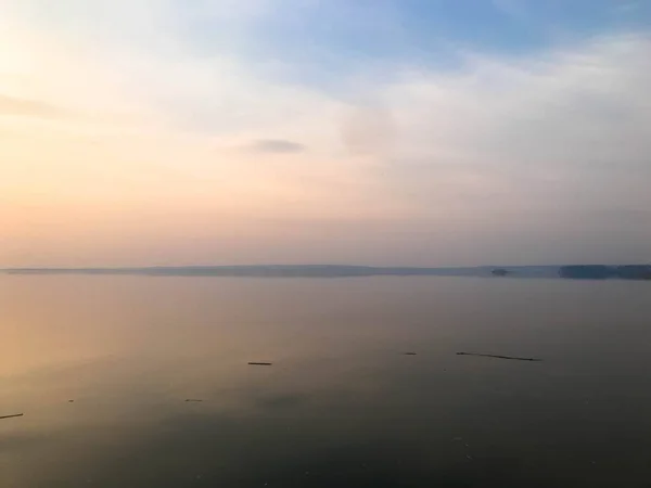 Krásný červený západ slunce nad obzorem vody v řece, moře, oceán, jezero — Stock fotografie