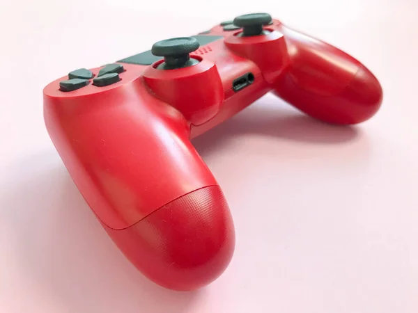Bella digitale rosso moderno nuovo joystick di gioco per videogiochi per computer gamepad su uno sfondo rosa — Foto Stock